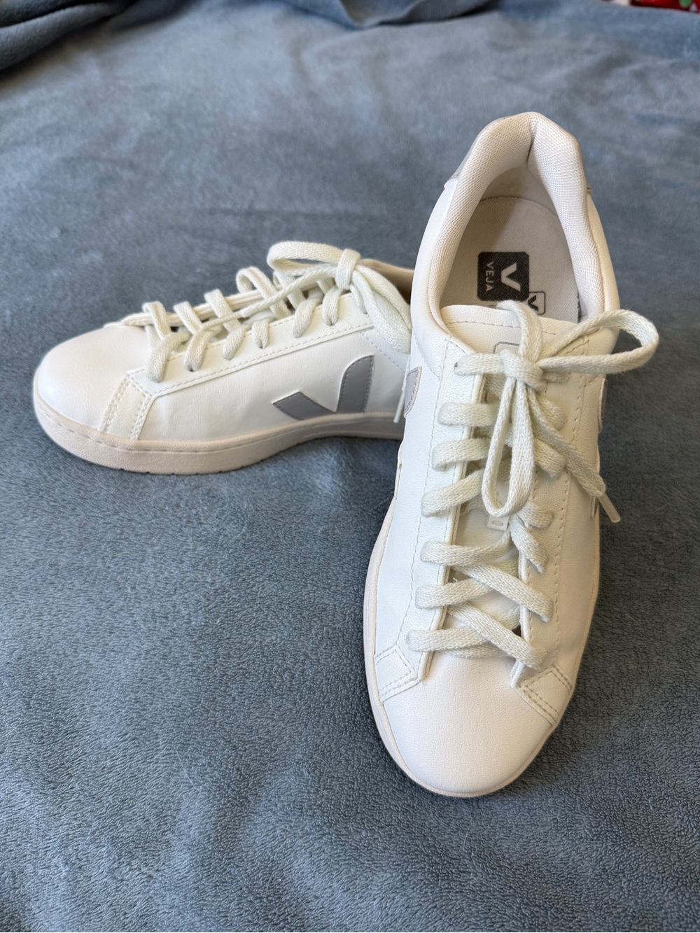 ✨ LIKE NEW VEJA Urca Vegan C.W.L. Sneakers - White/Silver Sz 39✨